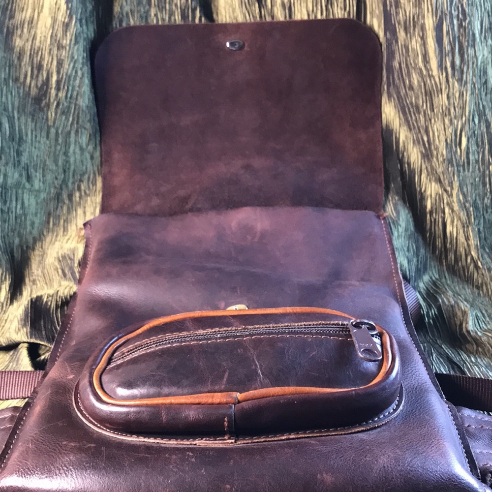 🎉🎉🎉SOLD Large Leather Backpack - Picture 5 of 8